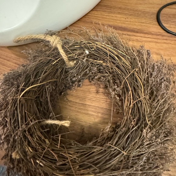 9x9 wreath - Super cute for small bath/home spaces! - Picture 2 of 3